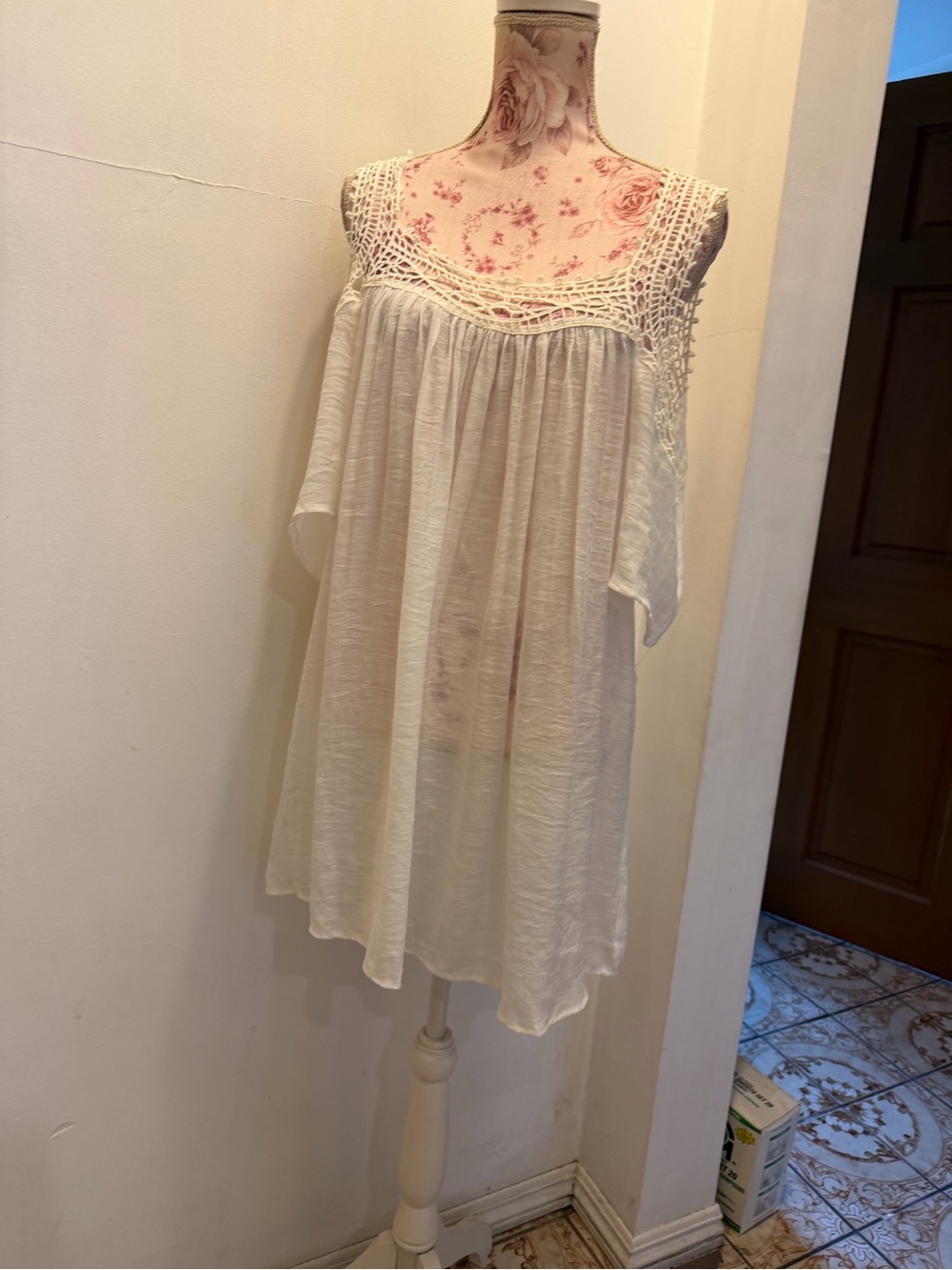 Women's white Crochet-Detail Cold Shoulder Top